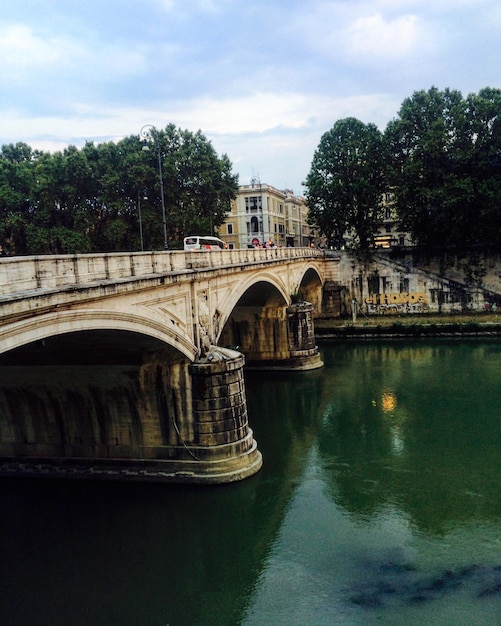 Puente de arco sobre el canal en la ciudad