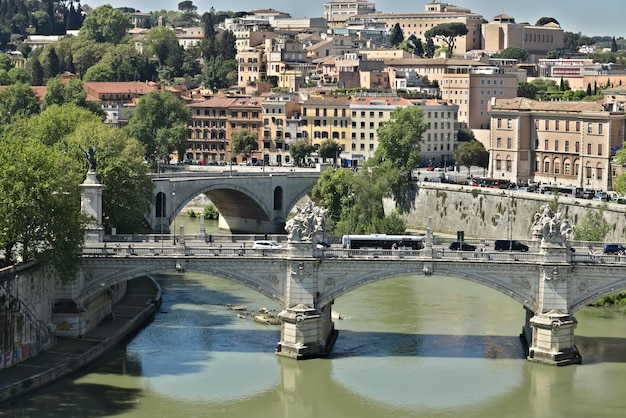 Puente de arco sobre el río en la ciudad