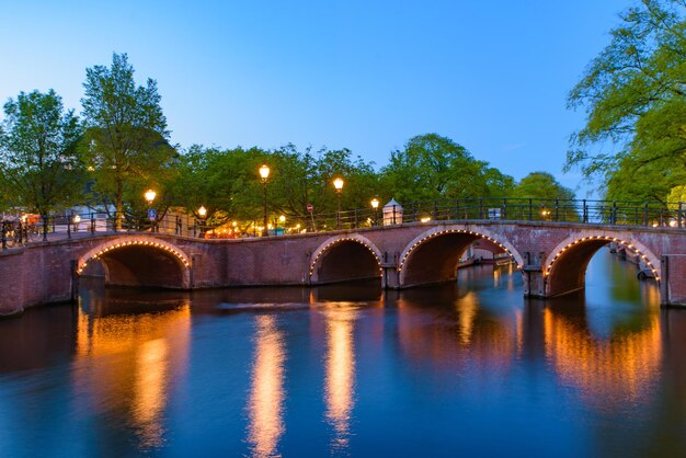 Foto puente de arco sobre el río contra el cielo azul