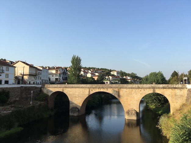 Puente de arco sobre el río contra un cielo despejado