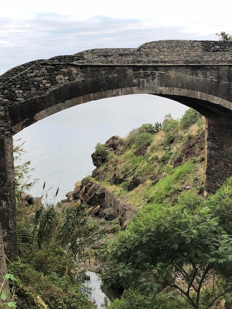 Foto puente de arco sobre el río contra el cielo