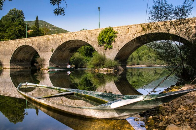 Foto puente de arco sobre el río contra el cielo