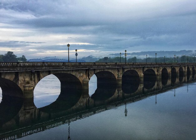 Foto puente de arco sobre el río contra el cielo
