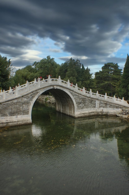 Foto puente de arco sobre el río contra el cielo