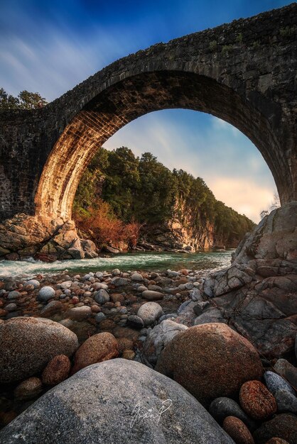 Foto puente de arco sobre el río contra el cielo