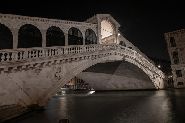 Foto puente de arco sobre el río por la noche