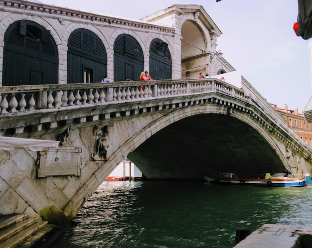 Foto puente de arco sobre el río