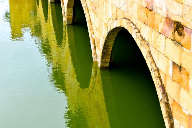 Foto puente de arco sobre el río