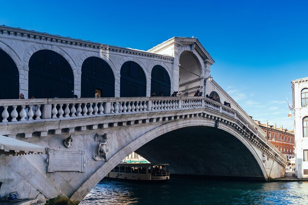 Foto puente de arco sobre el río