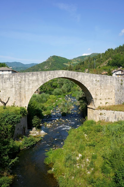 Foto puente de arco sobre el río