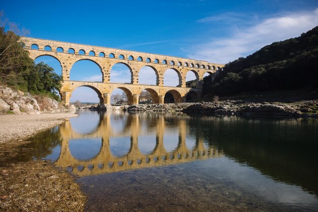 Foto puente de arco sobre el río