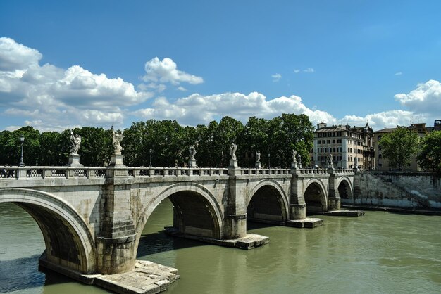 Foto puente de arco sobre el río