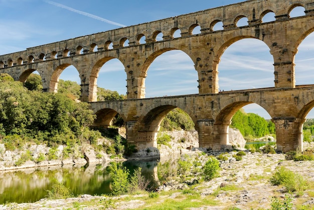 Foto puente de arco sobre el río