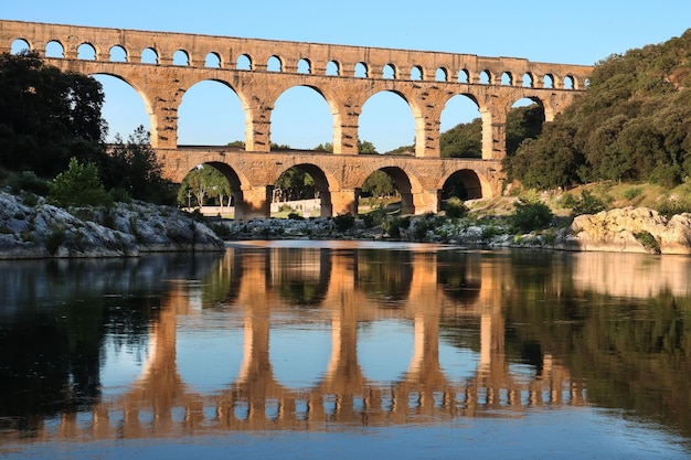 Foto puente de arco sobre el río