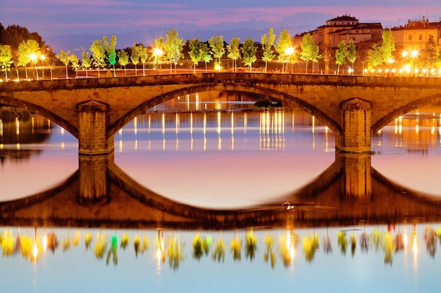 Foto puente de arco sobre el río