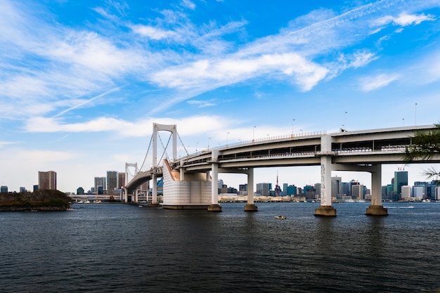 Puente arcoiris en tokio, japon