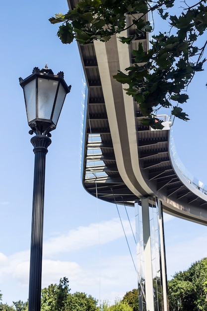 Puente de arquitectura urbana moderna curvado contra el cielo