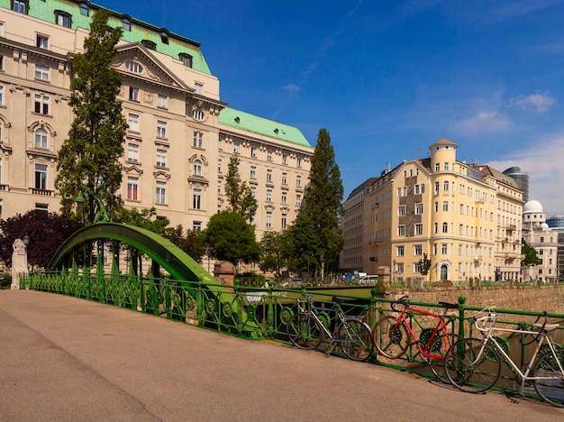 Puente de Art Nouveau sobre el ferrocarril, Viena, Austria