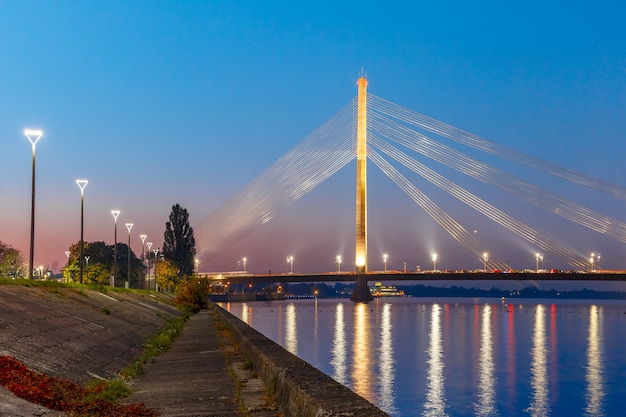 Puente atirantado y Daugava, Riga, Letonia