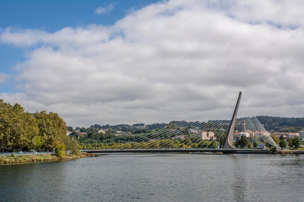 Foto puente atirantado sobre el río lerez en pontevedra