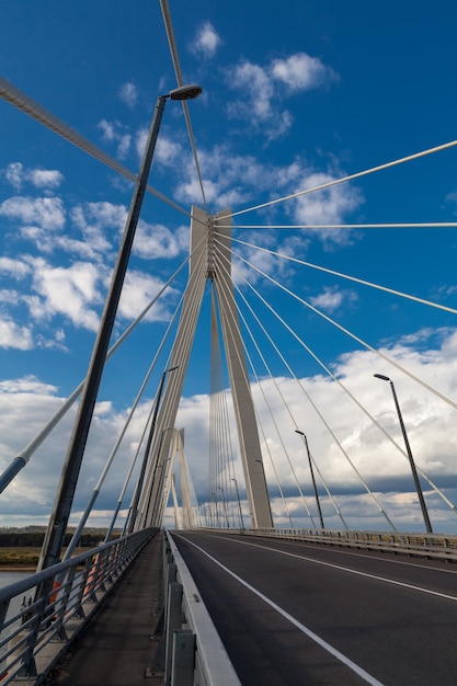 Puente atirantado sobre el río Oka cerca de Murom y Navashino con cielo azul