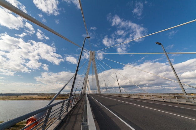 Foto puente atirantado sobre el río oka cerca de murom y navashino con cielo azul