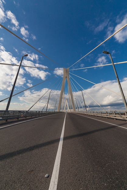 Foto puente atirantado sobre el río oka cerca de murom y navashino con cielo azul