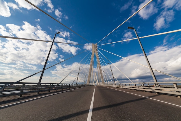 Foto puente atirantado sobre el río oka cerca de murom y navashino con cielo azul