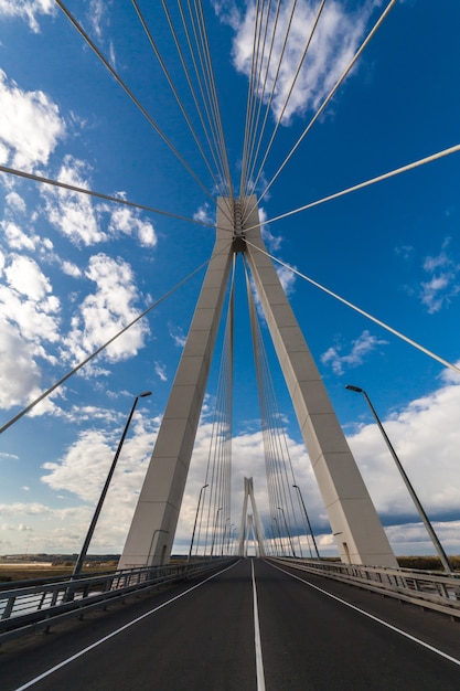 Puente atirantado sobre el río Oka cerca de Murom y Navashino con cielo azul