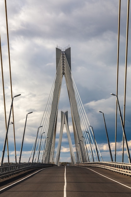 Puente atirantado sobre el río Oka cerca de Murom y Navashino con cielo azul