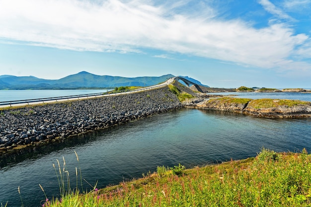 Puente en Atlantic Ocean Road, paisaje de fiordos de montaña, Noruega.