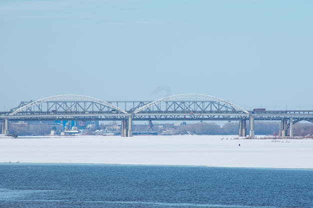 Puente de automóviles sobre el río Volga