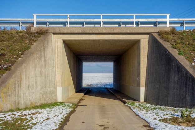 El puente de la autopista soleada