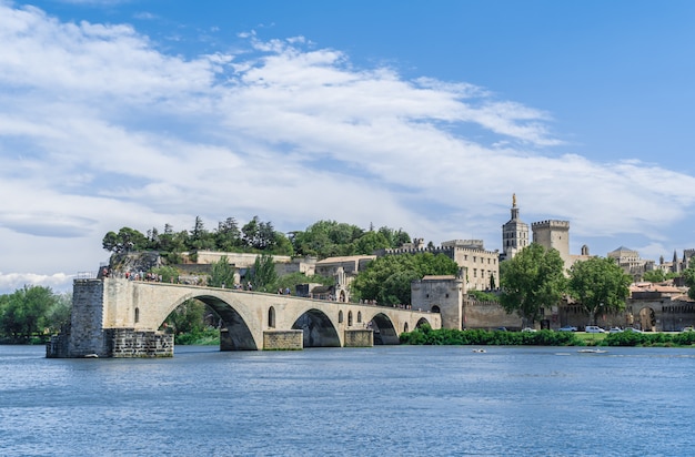 Puente de Aviñón con el Palacio de los Papas y el río Ródano