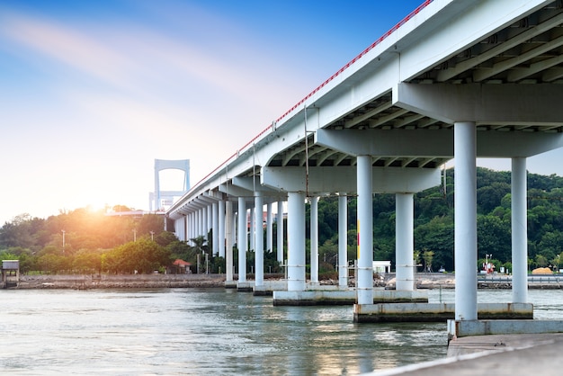 Puente de la bahía en Shantou, China