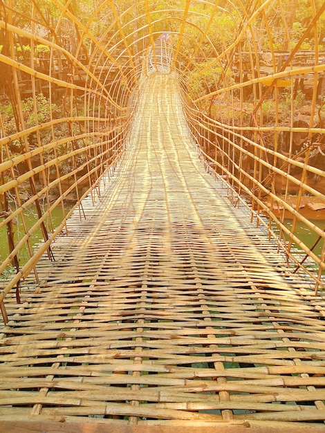 Foto puente de bambú en la cascada de pharsoum lugar de viaje popular en el sur de laos