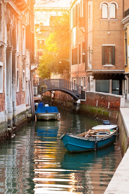 Puente y barcos en Venecia