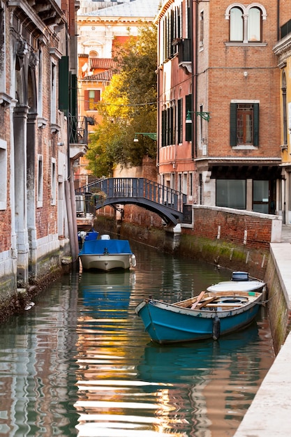 Puente y barcos en Venecia