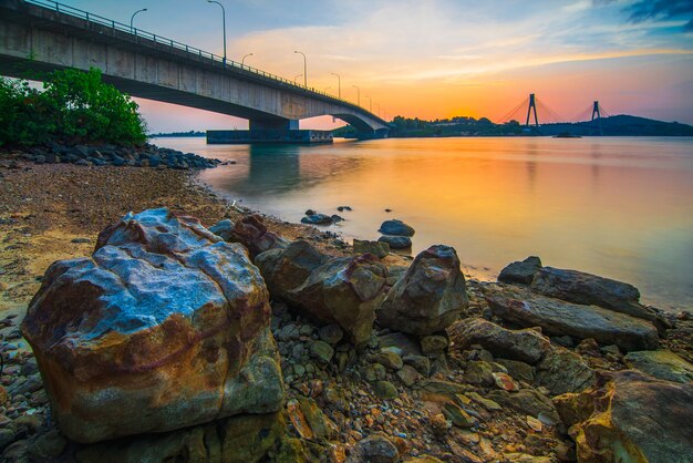 Puente barelang 2 al atardecer en la isla de Batam