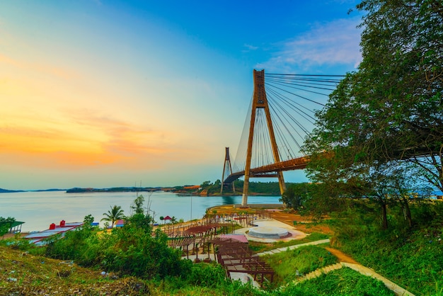 Puente de Barelang al amanecer en la isla de Batam