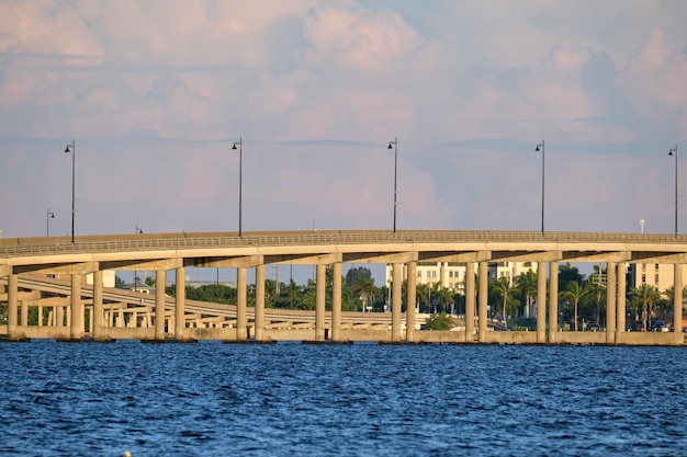 Puente Barron Collier y Puente Gilchrist en Florida con tráfico móvil Infraestructura de transporte en el condado de Charlotte que conecta Punta Gorda y Port Charlotte sobre el río Peace