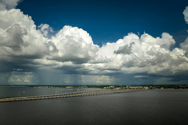 Puente Barron Collier y Puente Gilchrist en Florida con tráfico en movimiento Infraestructura de transporte en el condado de Charlotte que conecta Punta Gorda y Port Charlotte sobre el río Peace