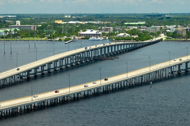 Puente Barron Collier y Puente Gilchrist en Florida con tráfico en movimiento Infraestructura de transporte en el condado de Charlotte que conecta Punta Gorda y Port Charlotte sobre el río Peace