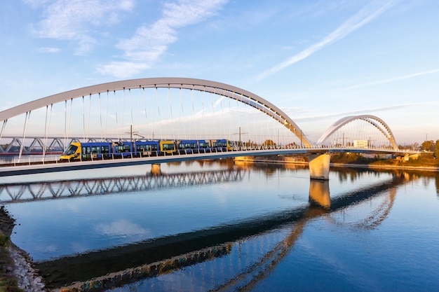 Puente Beatus Rhenanus para tranvías sobre el río Rin entre Kehl y Estrasburgo Alemania Francia