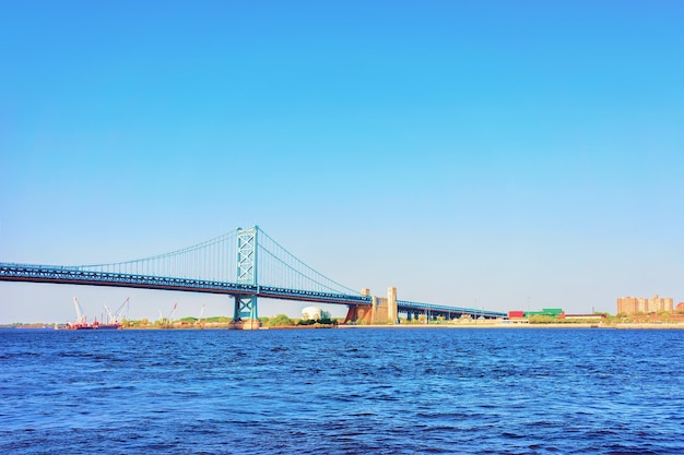 Puente Benjamin Franklin sobre el río Delaware en Filadelfia, Pensilvania, Estados Unidos.