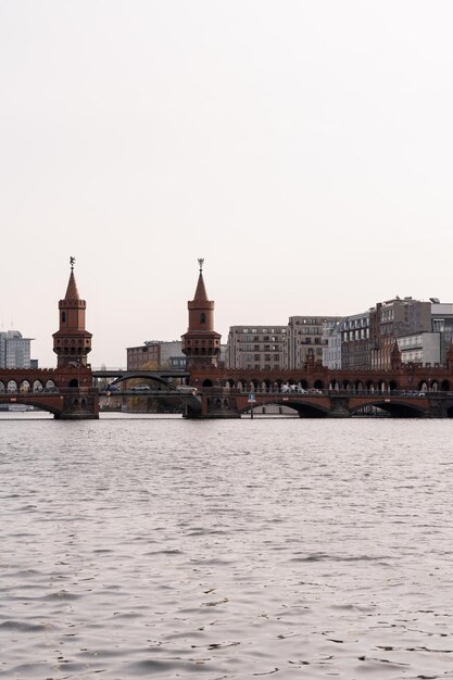 Puente de Berlín Oberbaumbrucke que conecta dos partes de la ciudad sobre el concepto de turismo de atracción turística del río