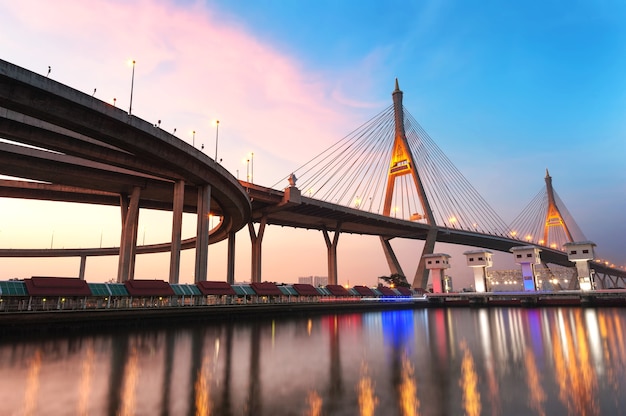 El puente de Bhumibol está bellamente iluminado después del atardecer