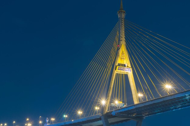 Foto el puente bhumibol por la noche