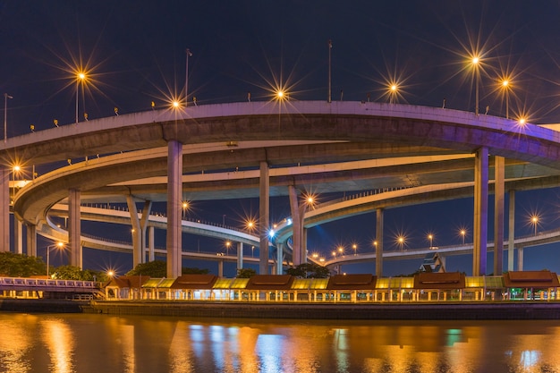 Puente de Bhumibol en la noche