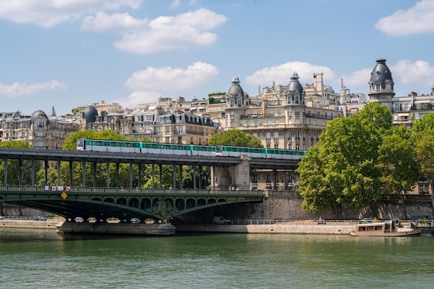 Puente birhakeim con metro en parís francia